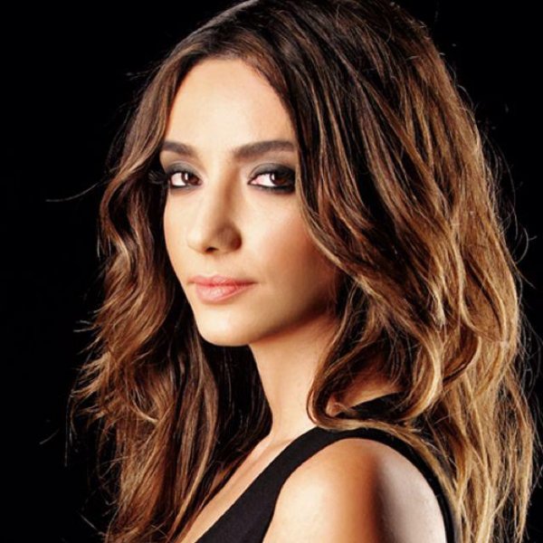 Öykü Gürman'ın derin dekoltesi