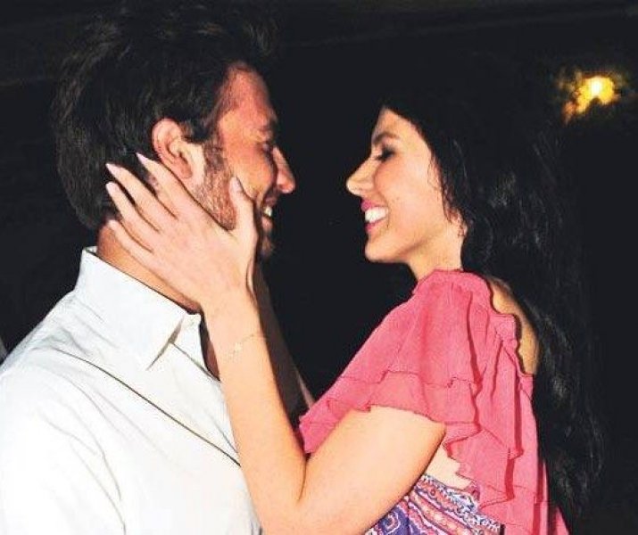 Hatice Şendil ve Burak Sağyaşar nişanlandı 