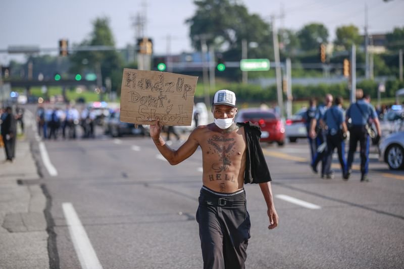 Amerika'da gözaltına alınan muhabirin fotoğrafladığı anlar