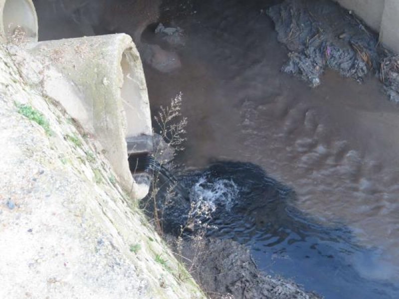 Tuzla'da kaçak kimyasal madde dökülen alan görüntülendi