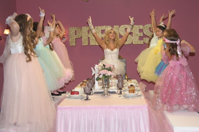 Hakan Baş: Hadise ile aşk yaşamıyoruz 