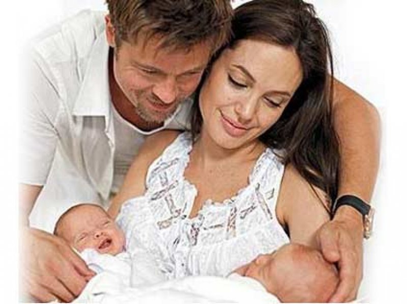 Angelina Jolie ve Brad Pitt çocuklarıyla bilikte balayına çıktı 