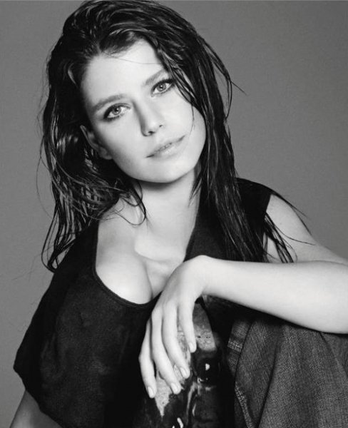  Beren Saat 8 çocuklu bir anneyi canlandıracak 