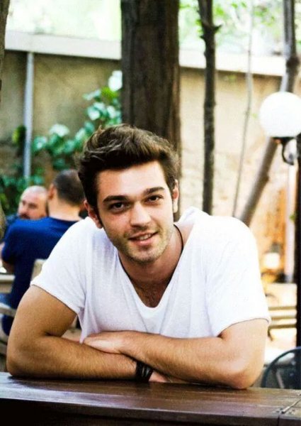 Kaçak Gelinler'in aşıkları Deniz Baysal ve Furkan Andıç el ele 