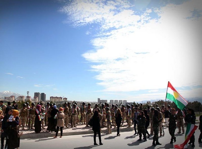 Kuzey Irak'ta üniversite öğrencileri peşmerge üniforması giydi