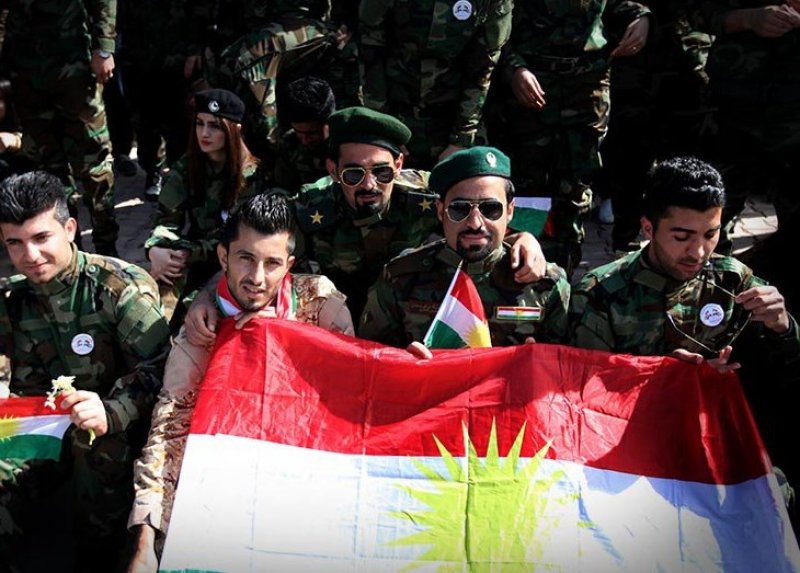 Kuzey Irak'ta üniversite öğrencileri peşmerge üniforması giydi