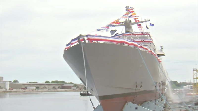 Denize indirilen savaş gemisi yürekleri ağza getirdi