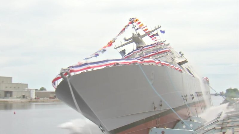 Denize indirilen savaş gemisi yürekleri ağza getirdi