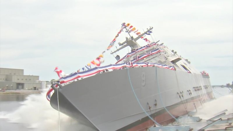 Denize indirilen savaş gemisi yürekleri ağza getirdi