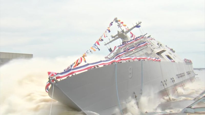 Denize indirilen savaş gemisi yürekleri ağza getirdi