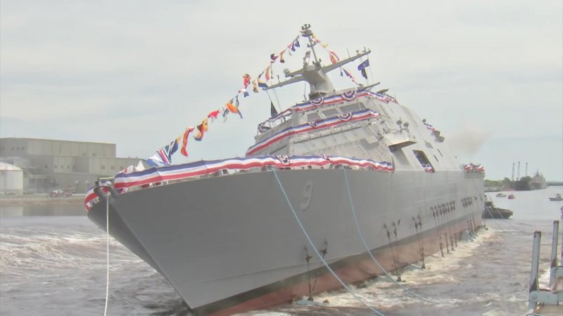 Denize indirilen savaş gemisi yürekleri ağza getirdi