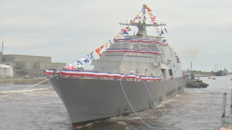 Denize indirilen savaş gemisi yürekleri ağza getirdi