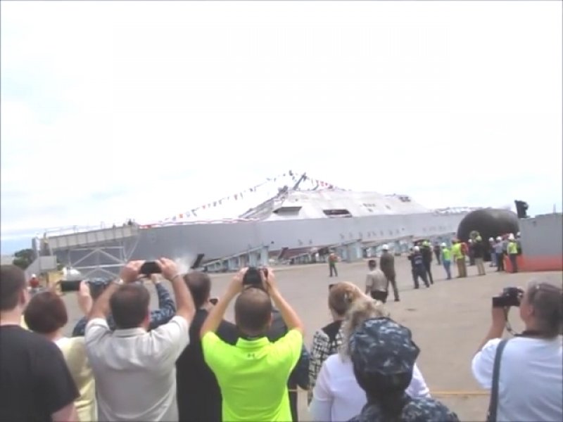 Denize indirilen savaş gemisi yürekleri ağza getirdi