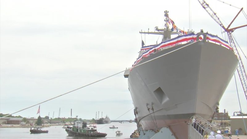 Denize indirilen savaş gemisi yürekleri ağza getirdi