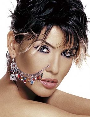 Halk pazarında makyajsız Gülben Ergen 