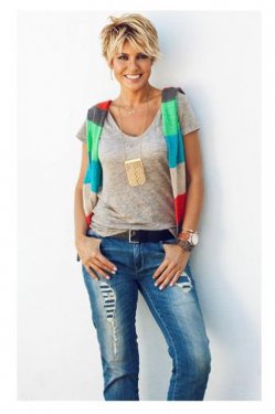 Halk pazarında makyajsız Gülben Ergen 