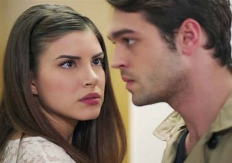 Kaçak Gelinler'in aşıkları Deniz Baysal ve Furkan Andıç el ele 