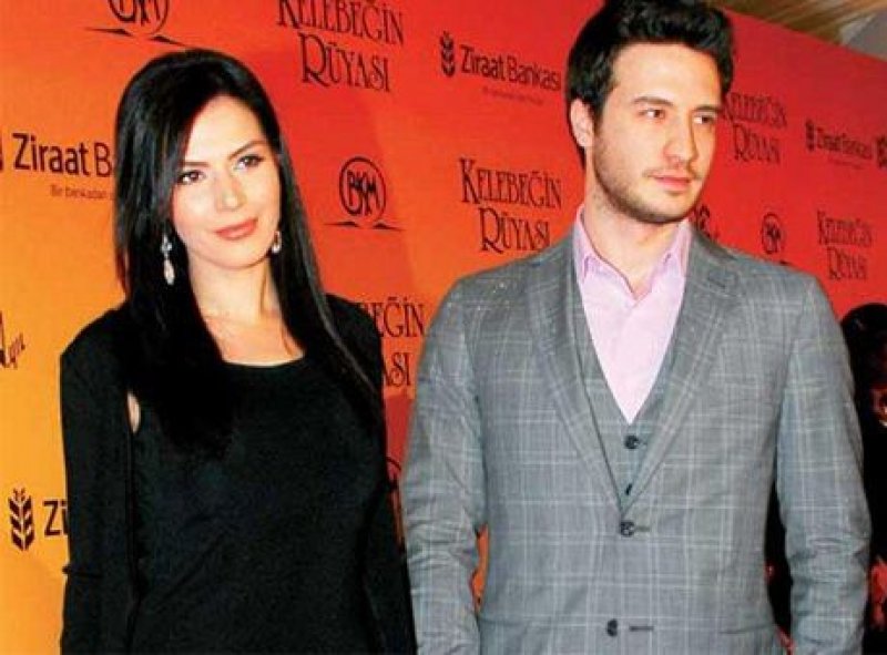 Hatice Şendil ve Burak Sağyaşar nişanlandı 