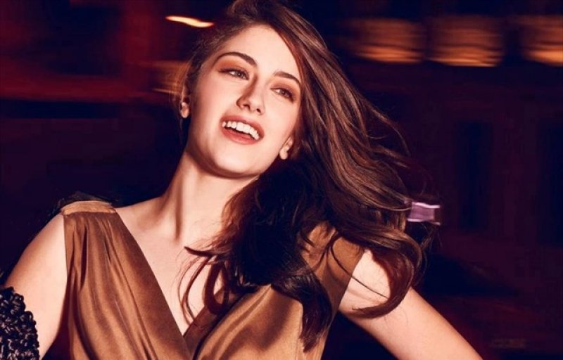 Hazal Kaya annesini yalnız bırakmadı 