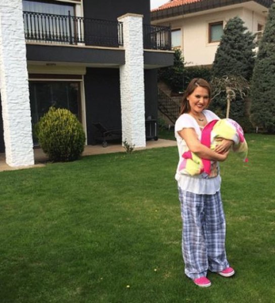 Demet Akalın'ın kızı Hira 1 yaşına girdi