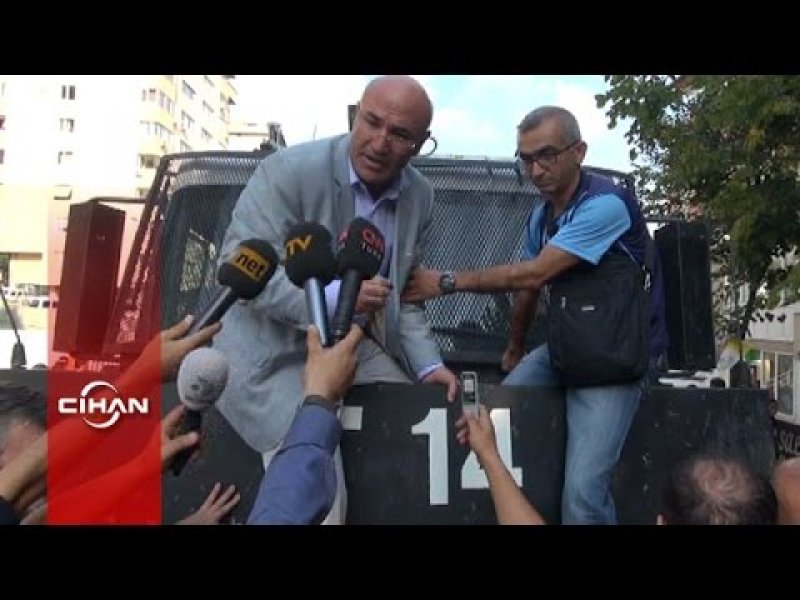 CHP'li Mahmut Tanal TOMA'nın üzerine çıktı