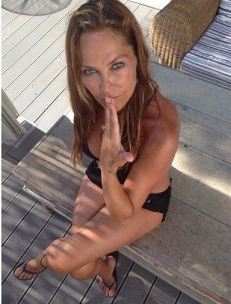 Hülya Avşar gazetecileri görünce sporu yarım bıraktı