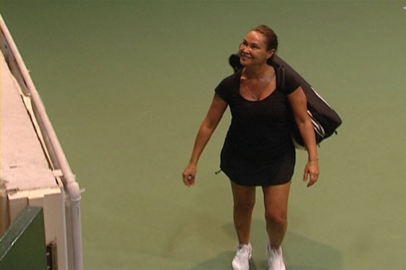 Hülya Avşar gazetecileri görünce sporu yarım bıraktı