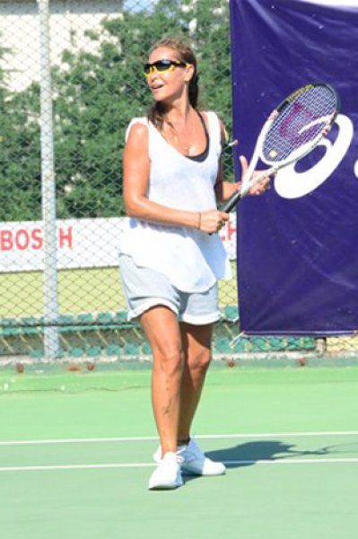 Hülya Avşar tek taşını kendi alanlardan 