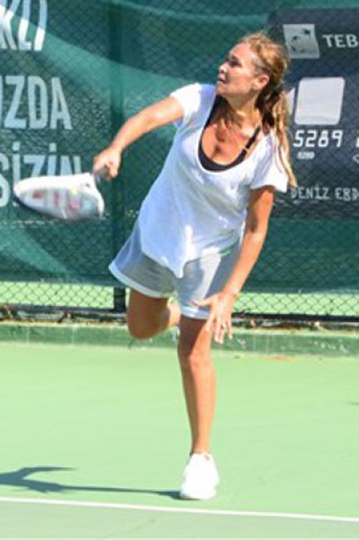 Hülya Avşar tek taşını kendi alanlardan 