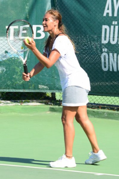 Hülya Avşar tek taşını kendi alanlardan 