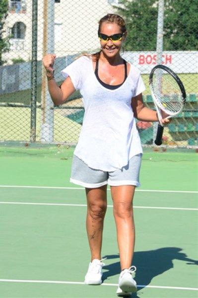 Hülya Avşar tek taşını kendi alanlardan 