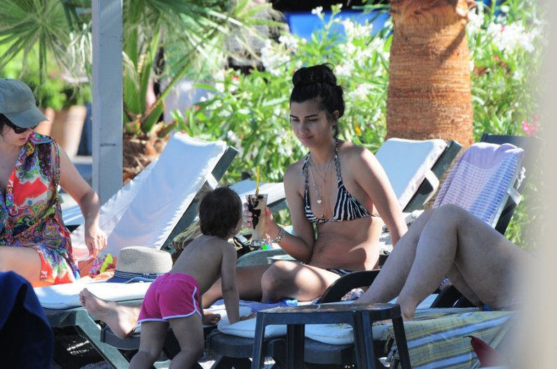 Tuba Büyüküstün çocuklarıyla okul yolunda