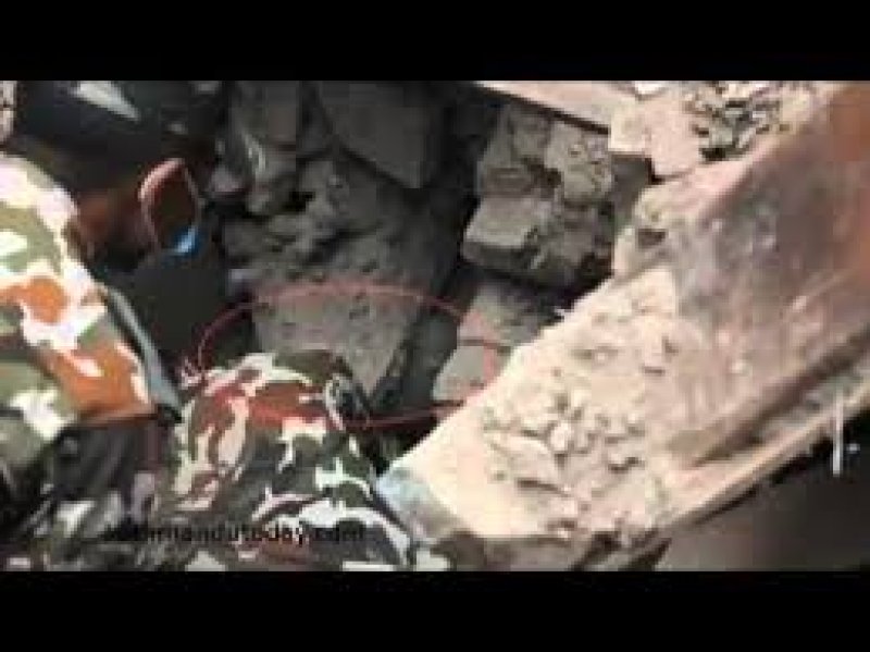 Nepal'deki deprem enkazından bir bebek canlı çıkarıldı