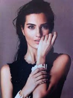Tuba Büyüküstün L'officiel Degisi için poz verdi