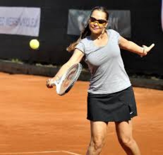 Hülya Avşar gazetecileri görünce sporu yarım bıraktı