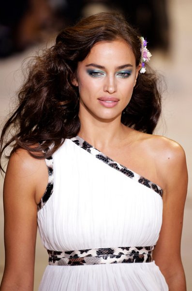 Ünlü model Irina Shayk bebeği ile yürüyüşe çıktı