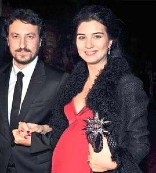 Tuba Büyüküstün ailece kahvaltıda