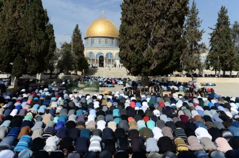 40 bin kişi Mescid-i Aksa'da namaz kıldı