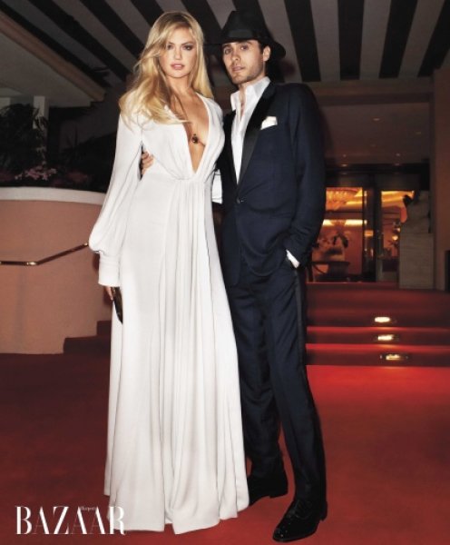 Kate Upton'un eteği havalandı