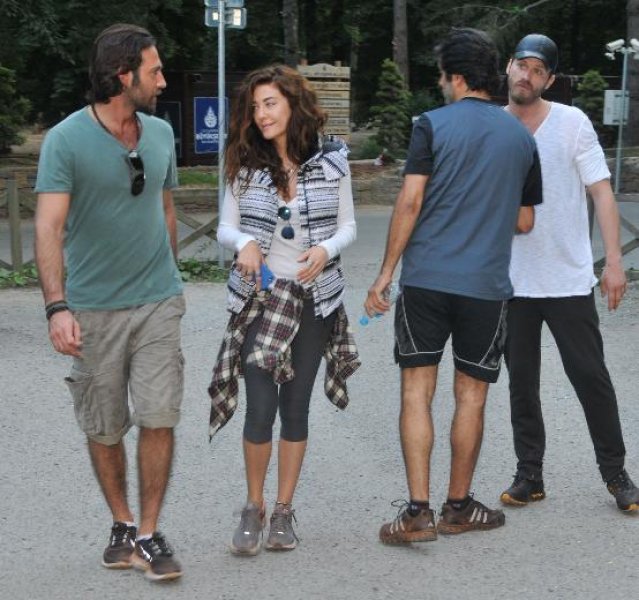 Kıvanç Tatlıtuğ sevgilisiyle Alaçatı'da