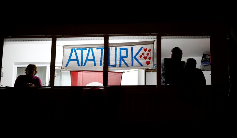 Sokaklar, 23 Nisan için İstiklal Marşı'yla inledi