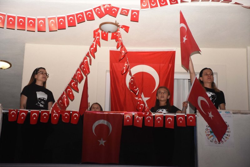 Sokaklar, 23 Nisan için İstiklal Marşı'yla inledi