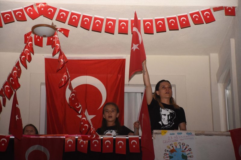 Sokaklar, 23 Nisan için İstiklal Marşı'yla inledi