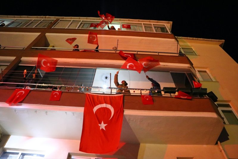 Sokaklar, 23 Nisan için İstiklal Marşı'yla inledi