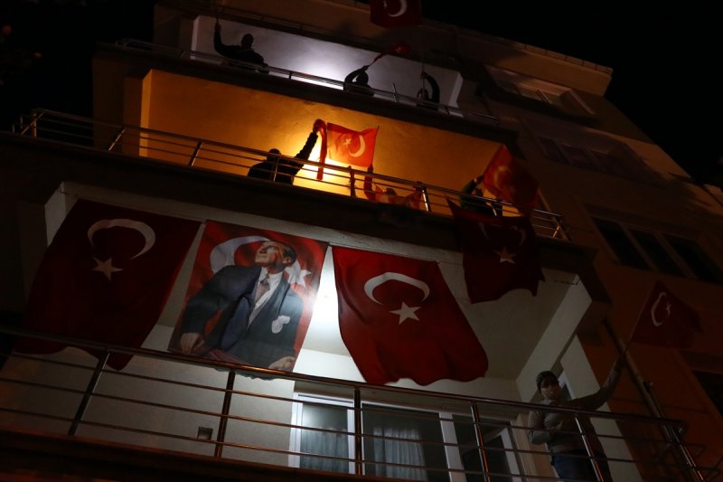 Sokaklar, 23 Nisan için İstiklal Marşı'yla inledi