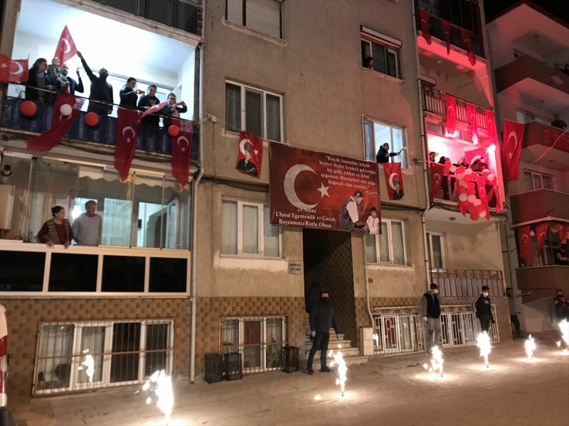 Sokaklar, 23 Nisan için İstiklal Marşı'yla inledi