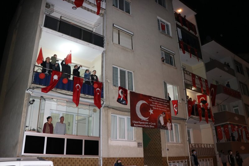 Sokaklar, 23 Nisan için İstiklal Marşı'yla inledi