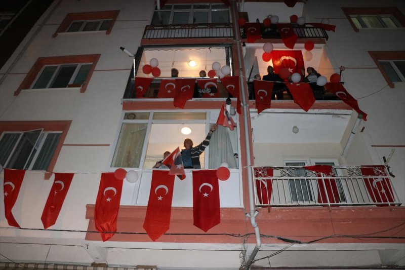 Sokaklar, 23 Nisan için İstiklal Marşı'yla inledi