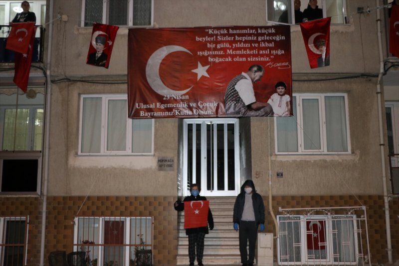 Sokaklar, 23 Nisan için İstiklal Marşı'yla inledi