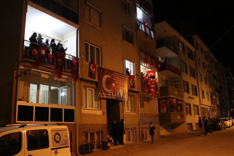 Sokaklar, 23 Nisan için İstiklal Marşı'yla inledi